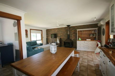 LJ Hooker Goolwa Holiday Rentals - 15 Eaton Avenue, Goolwa Beach - Perisher Accommodation 1