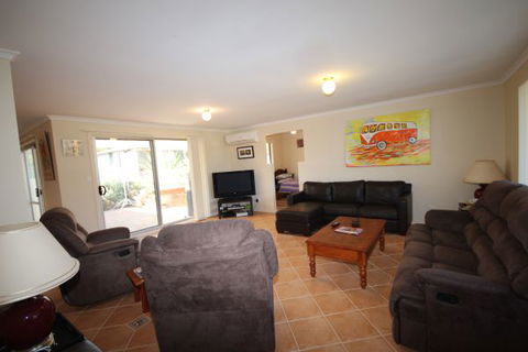 LJ Hooker Goolwa Holiday Rentals - 12 Willmett Road, Goolwa Beach - Perisher Accommodation 0