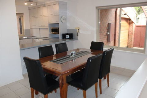 Adelaide Serviced Accommodation - Childers House - Perisher Accommodation 2