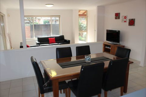 Adelaide Serviced Accommodation - Childers House - Perisher Accommodation 5