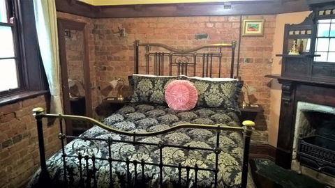 Crown And Anchor Inn - Perisher Accommodation 1
