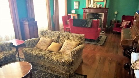 Crown And Anchor Inn - Perisher Accommodation 3