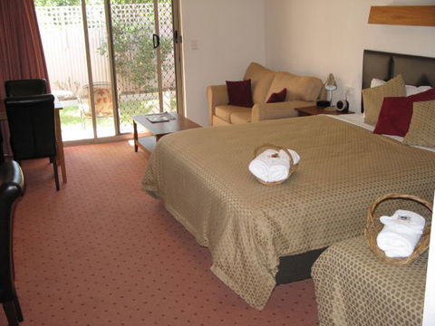 Golden Chain Wine Village Motor Inn - Perisher Accommodation 1