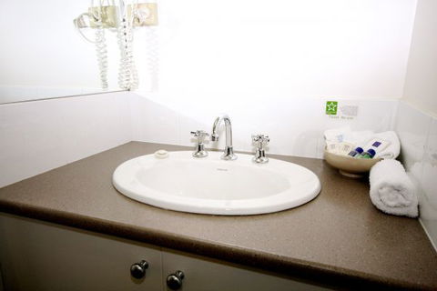 Golden Chain Wine Village Motor Inn - Perisher Accommodation 7