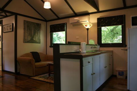 Tudor Cottages Mount Dandenong - Perisher Accommodation 7