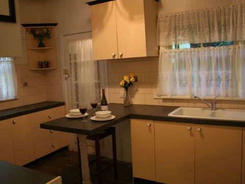 Tudor Cottages Mount Dandenong - Perisher Accommodation 8