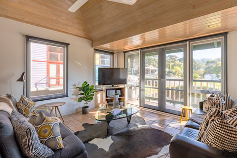 Dlux + Escape @ Lorne - Perisher Accommodation 0