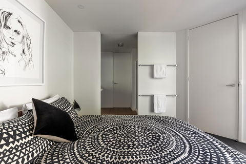 Dlux + Escape @ 83 Great Ocean Road Apartments Lorne - Perisher Accommodation 2