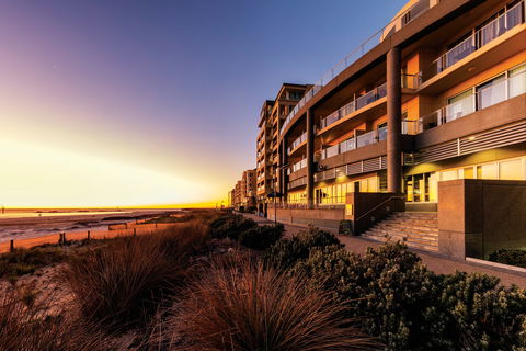 Oaks Glenelg Plaza Pier Suites - Perisher Accommodation 0