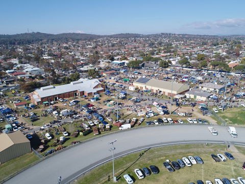 Wagga Swap Meet Run By  Classic And Historic Automobile Club Of Australia - Wagga Wagga Region - Perisher Accommodation 0