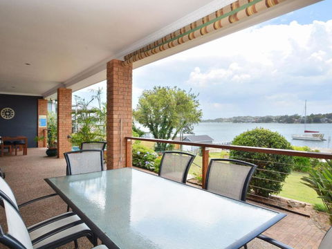 The House On The Lake At Fishing Point Lake Macquarie Honestly Put The Line In & Catch Fish - Perisher Accommodation 4
