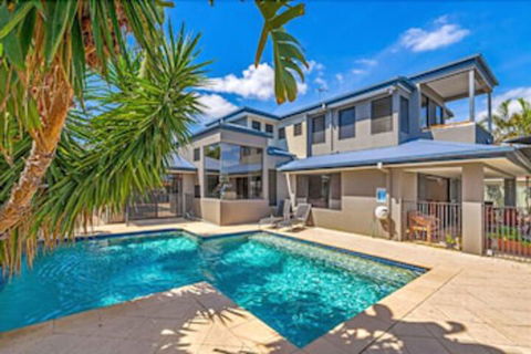 Gold Coast Stunning Waterfront Retreat By Hostrelax - Perisher Accommodation 0