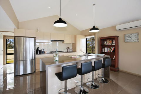 Panorama At The Lake Pet Friendly 15 Mins To Hyams Beach - Perisher Accommodation 5
