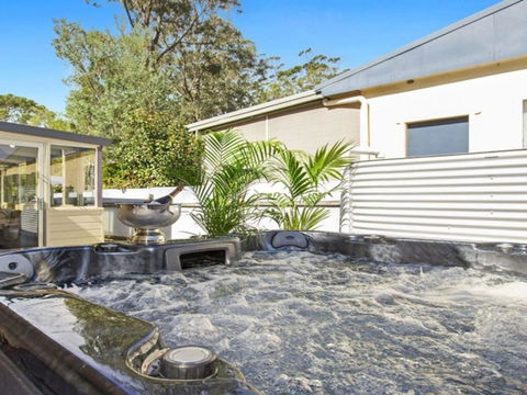 Sandy Shores Character Charm Outdoor Spa - Perisher Accommodation 4