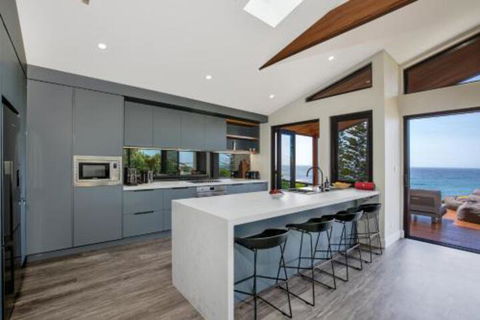 Seaview Pet Friendly With Stunning Views 1 Min To Beach - Perisher Accommodation 2