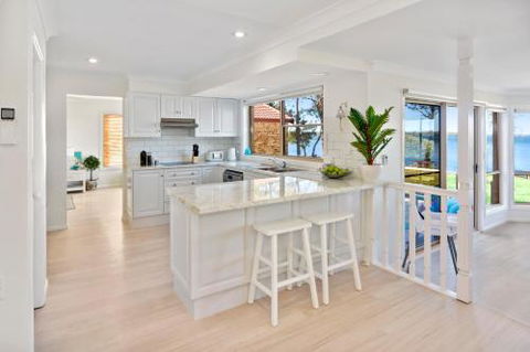 Adrift Retreat St. Georges Basin Waterfront Home - Perisher Accommodation 2