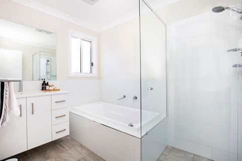 Tranquility Absolute Waterfront Pet Friendly 10 Mins To Hyams Beach - Perisher Accommodation 3