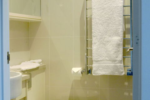 By The Beach B&B And Apartments - Perisher Accommodation 7