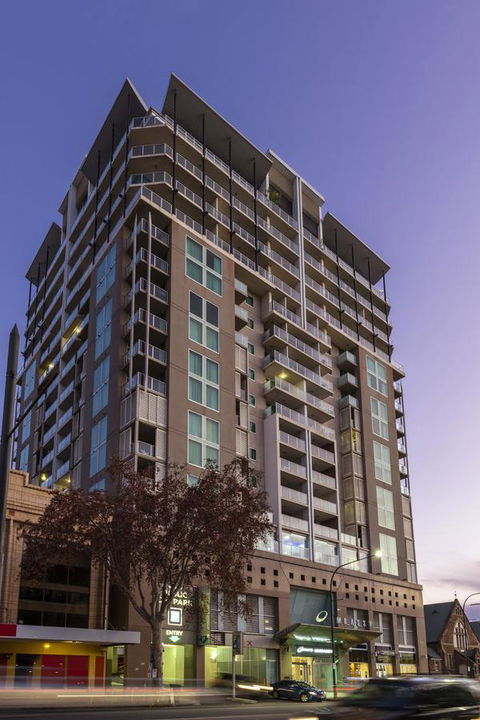 Oaks Adelaide Embassy Suites - Perisher Accommodation 9