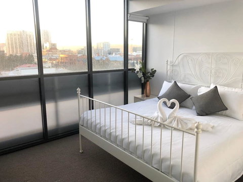 CENTRAL ESCAPE 2 BEDROOM @ ADELAIDE CBD - Perisher Accommodation 2