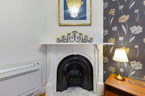 Heritage Townhouse Near Harbour Bridge - Perisher Accommodation 8