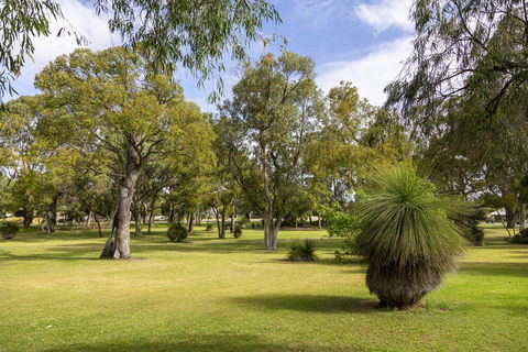 Camellia Cottage - PET FRIENDLY - Kwinana - Perisher Accommodation 1