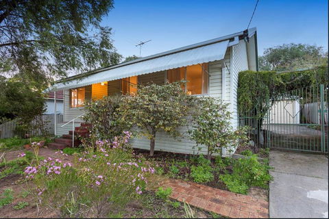 Camellia Cottage - PET FRIENDLY - Kwinana - Perisher Accommodation 2