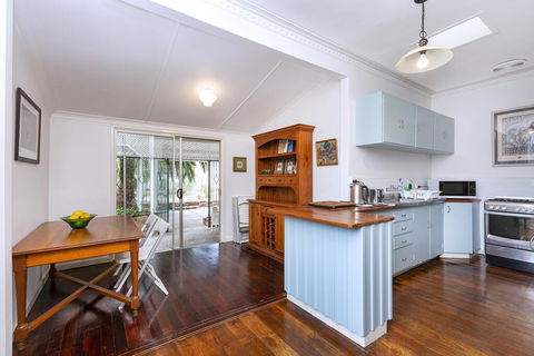 Camellia Cottage - PET FRIENDLY - Kwinana - Perisher Accommodation 3
