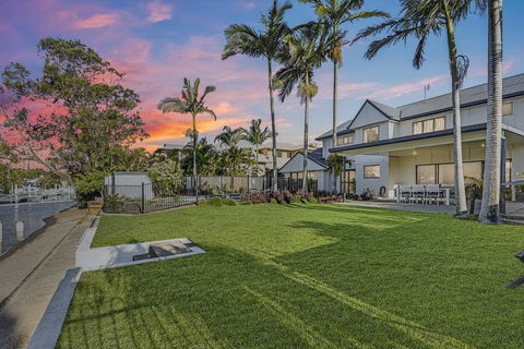 CANAL HOME NEAR MOOLOOLABA - Perisher Accommodation 0