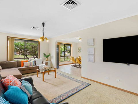 CAPEL Family Home, Large Yard, Close To Beach - Perisher Accommodation 3