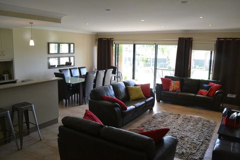 ELSINOR Townhouse 8 Mulwala - Perisher Accommodation 2