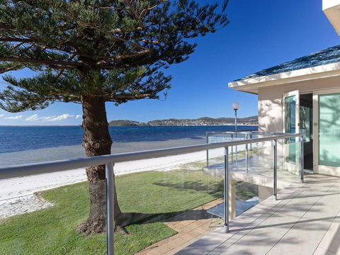Filoli', 91 Foreshore Drive - Huge Waterfront Home - Perisher Accommodation 0