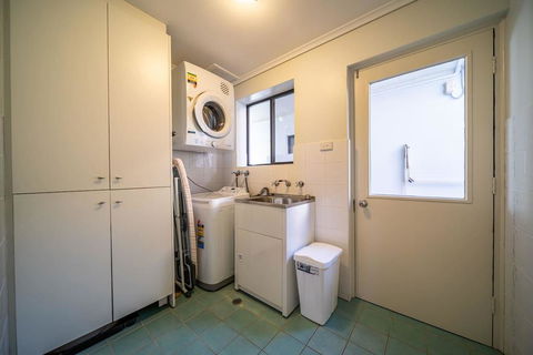 Higher Ground On Seaview-Superb Beach Lifestyle - Wifi - Metres From The Beach - Perisher Accommodation 3