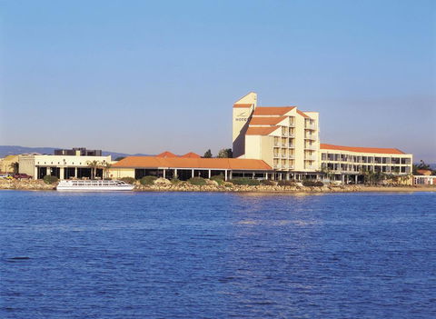 Lakes Hotel - Perisher Accommodation 0