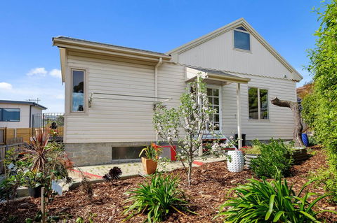Manfield City Waterfront View Cottage - Perisher Accommodation 2