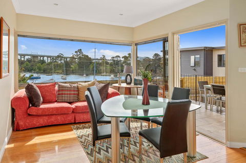 Manfield City Waterfront View Cottage - Perisher Accommodation 3