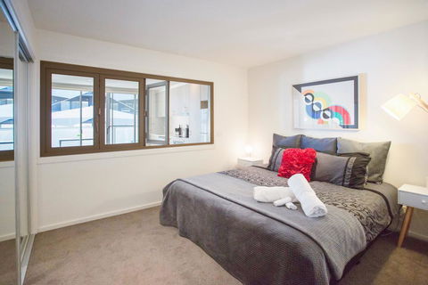 Modern Executive Apartment @ Braddon, 1BR, Wine, Wifi, Secure Parking, Canberra - Perisher Accommodation 2