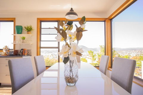 Moonah House-10 Mins To CBD & MONA, 4BR, 2 BATH, Great View, Park 3 Cars, Sleep 11, King Bed, En-suite - Perisher Accommodation 0