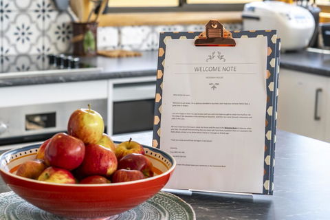 Moonah House-10 Mins To CBD & MONA, 4BR, 2 BATH, Great View, Park 3 Cars, Sleep 11, King Bed, En-suite - Perisher Accommodation 2