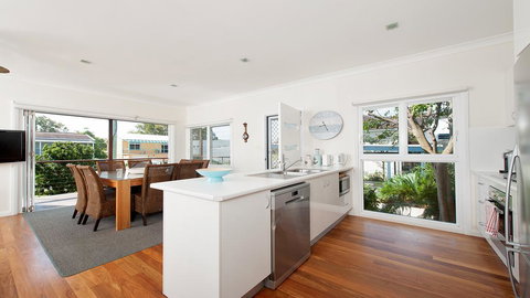 No. 1 Fingal Bay Beach House - The Little Abode - Perisher Accommodation 3