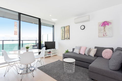 South Yarra City View Apartment With Car Park, Amazon Alexa, Spotify, Netflix, And WiFi - Perisher Accommodation 1