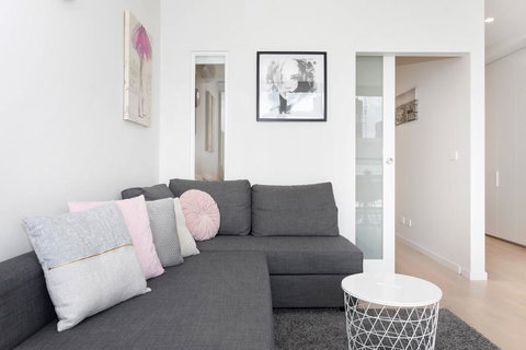 South Yarra City View Apartment With Car Park, Amazon Alexa, Spotify, Netflix, And WiFi - Perisher Accommodation 3