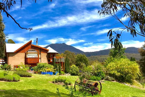 STUNNING HOME WITH AMAZING VIEWS - Just 20 Mins To The City And Only 10 To MONA! - Perisher Accommodation 1