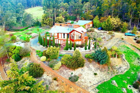 STUNNING HOME WITH AMAZING VIEWS - Just 20 Mins To The City And Only 10 To MONA! - Perisher Accommodation 2