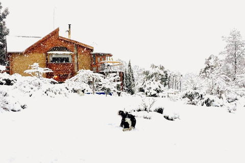 STUNNING HOME WITH AMAZING VIEWS - Just 20 Mins To The City And Only 10 To MONA! - Perisher Accommodation 0