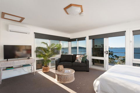 Tranquil Waters - With Mesmerising Waterviews - Perisher Accommodation 1