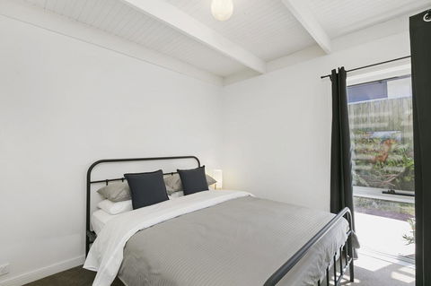 Mysa Anglesea Sleeps 7 WiFi SmartTV Cafes Shops - Perisher Accommodation 8