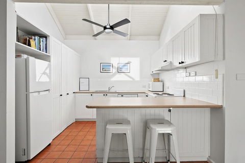 Mysa Anglesea Sleeps 7 WiFi SmartTV Cafes Shops - Perisher Accommodation 3