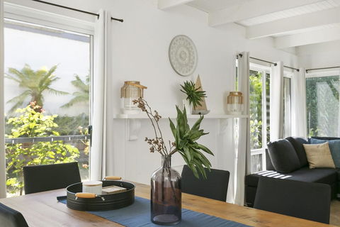 Mysa Anglesea Sleeps 7 WiFi SmartTV Cafes Shops - Perisher Accommodation 1