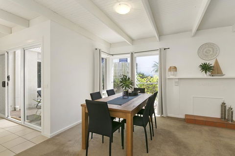 Mysa Anglesea Sleeps 7 WiFi SmartTV Cafes Shops - Perisher Accommodation 9